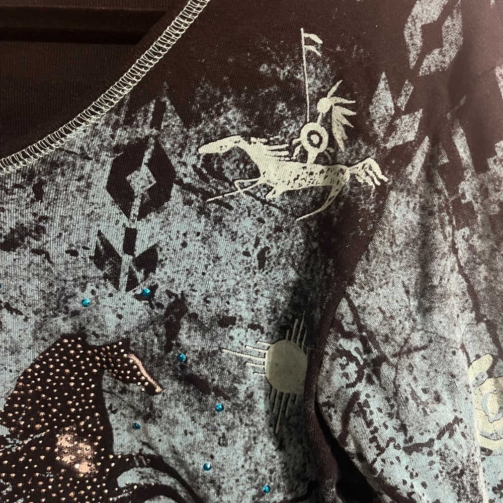 💜 Medium Teal and Black Horse Print V-Neck Long Sleeve Top - Picture 4 of 10